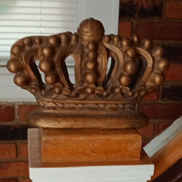 Crown Statue - Picture 1 of 9